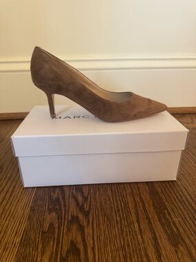Marc Fisher Alola Suede Pointed Toe Pump in Taupe new in box